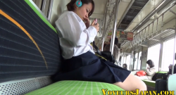 ตามถ่ายนักเรียนญี่ปุ่นเขี่ยหีกันบนรถเมล์